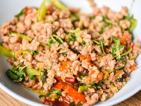 Бърза тайландска рецепта за пържено свинско месо с босилек на уок - снимка на рецептата